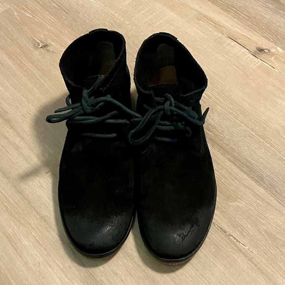 Frye Carly Chukka Black Oiled Suede Boot - Picture 4 of 6